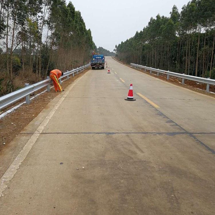 公路三波形梁钢护栏-河南庞景实业有限公司