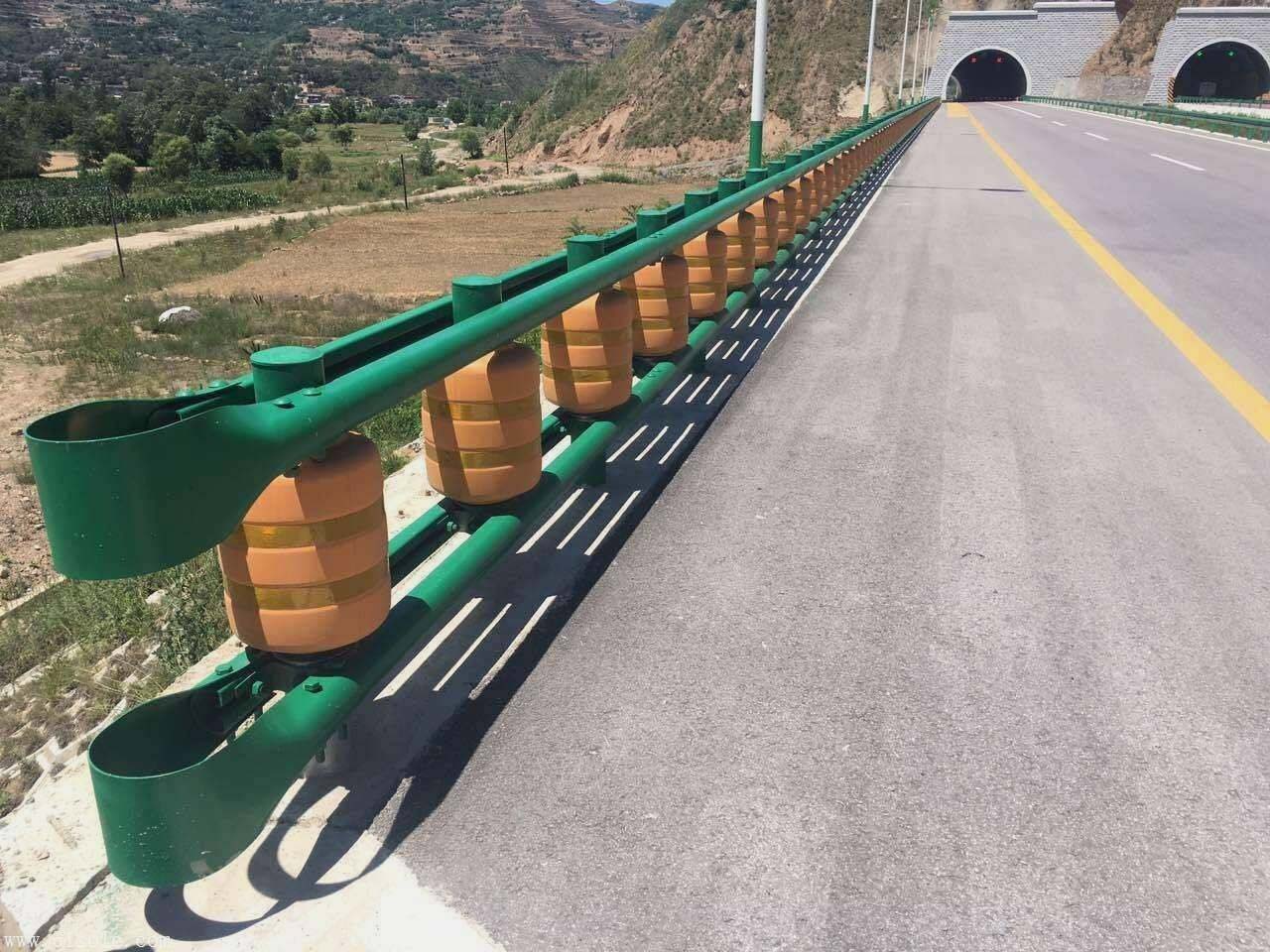 高速公路防撞旋转桶护栏滚筒式防撞护栏-河南庞景实业有限公司