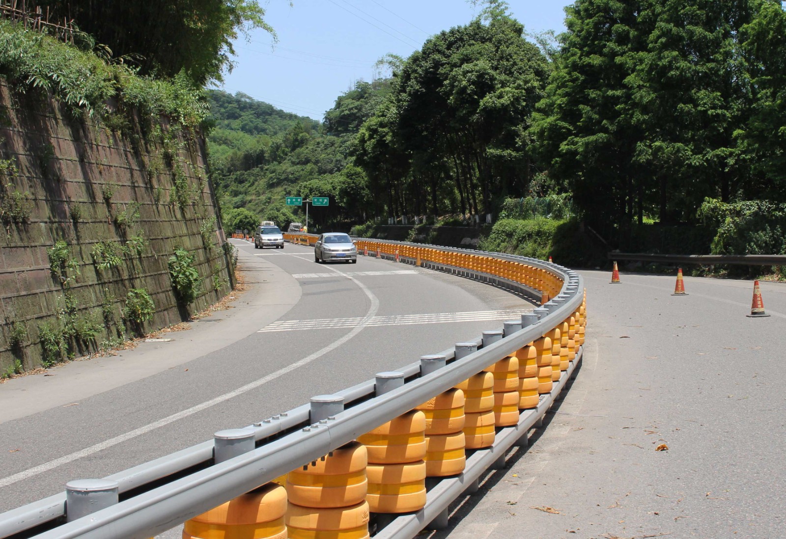 高速公路防撞旋转桶护栏滚筒式防撞护栏-河南庞景实业有限公司
