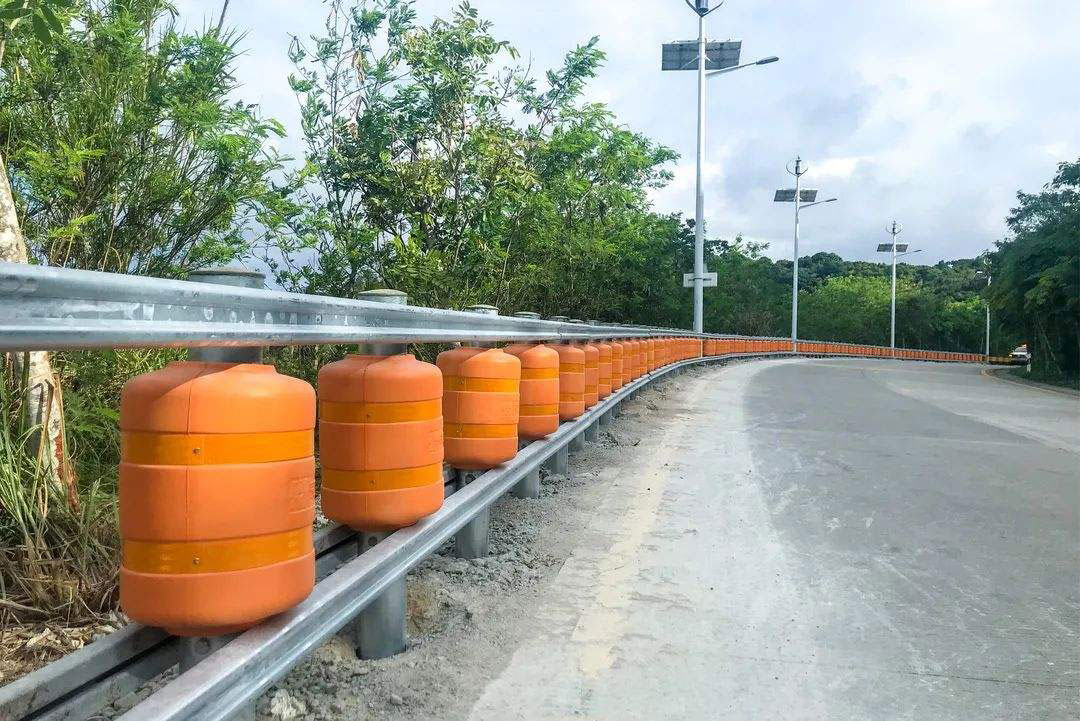高速公路防撞旋转桶护栏滚筒式防撞护栏-河南庞景实业有限公司