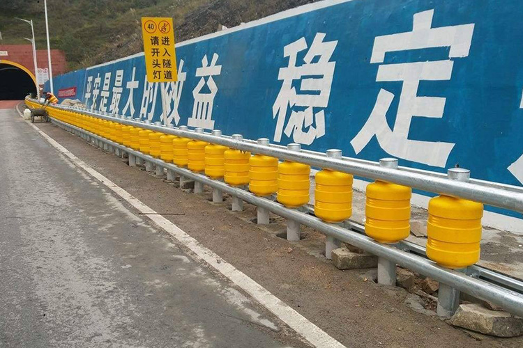 高速公路防撞旋转桶护栏滚筒式防撞护栏-河南庞景实业有限公司
