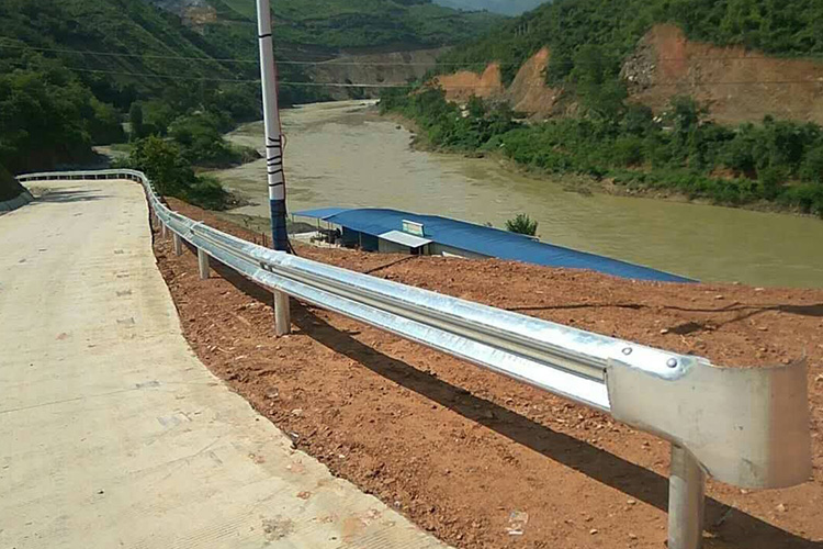 公路波形防护栏-河南庞景实业有限公司