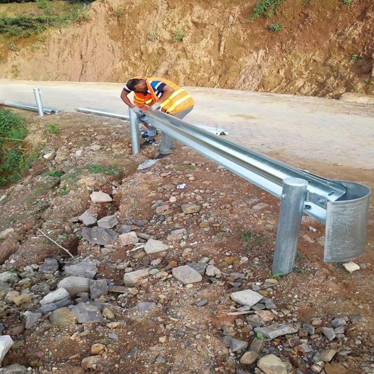 黑龙江波形公路护栏网几多钱一米-河南庞景实业有限公司