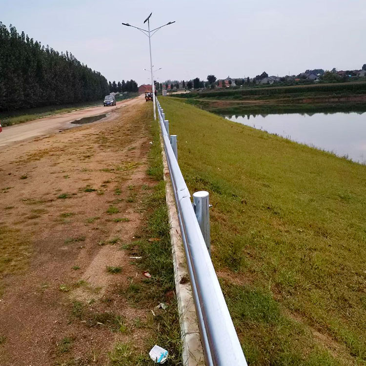 贵州蹊径波形护栏那里有卖-河南庞景实业有限公司