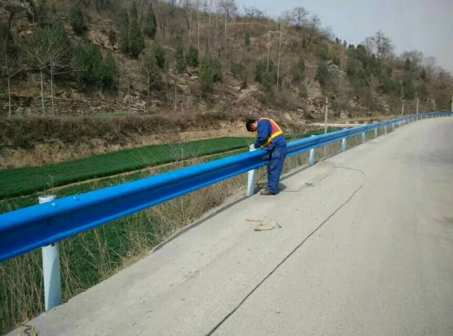 蓝色波形护栏规格-河南庞景实业有限公司
