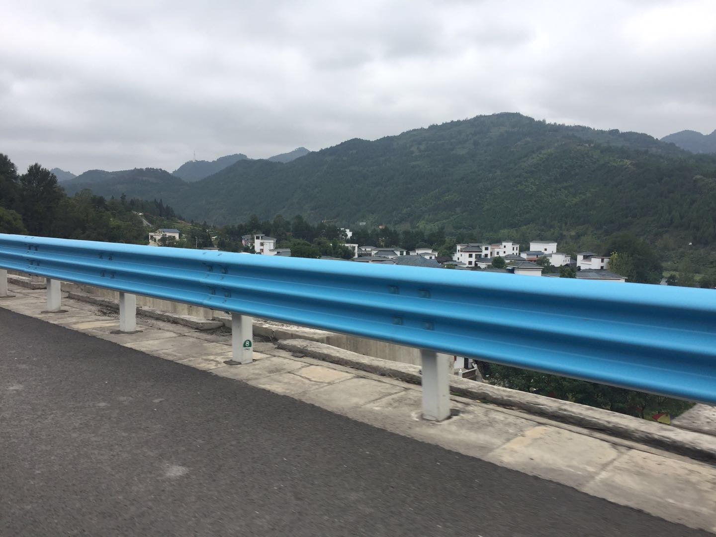 蓝色波形护栏规格-河南庞景实业有限公司