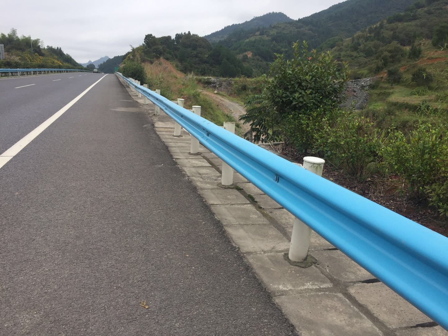 蓝色波形护栏规格-河南庞景实业有限公司