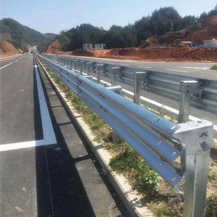 高速公路中距离离护栏-河南庞景实业有限公司