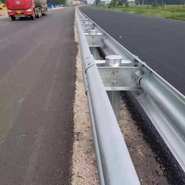 高速公路中距离离护栏-河南庞景实业有限公司